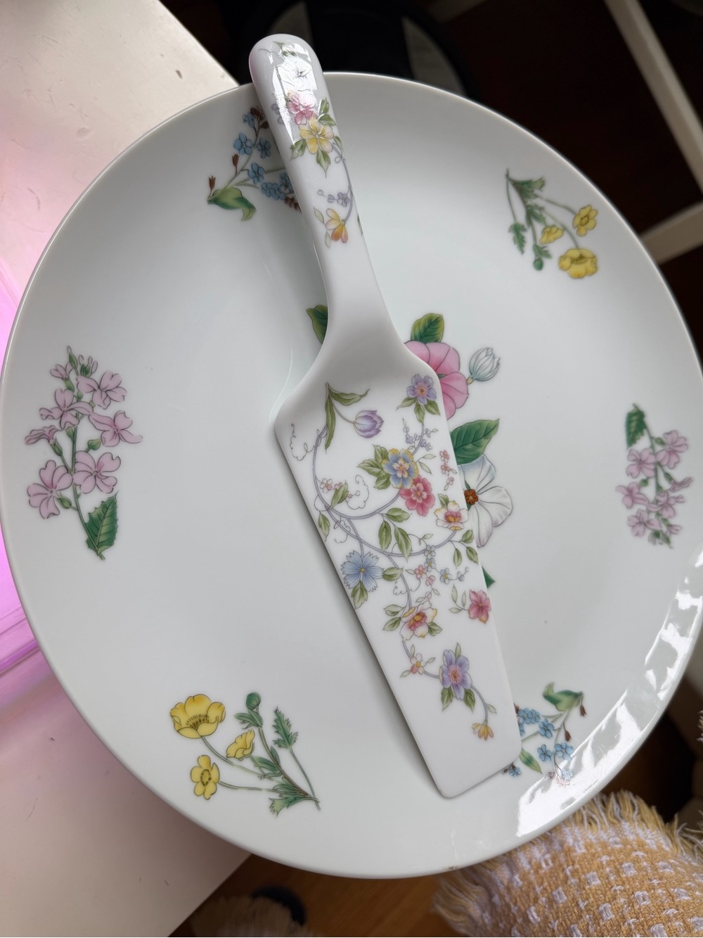 Beautiful Cake Pedestal w/free Knife